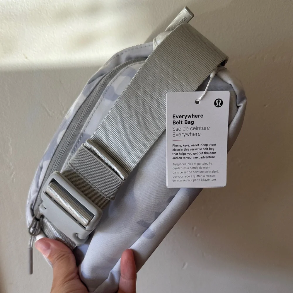 Lululemon Everywhere Crossbody Belt Bag 1L - Gray Camo - Picture 6 of 6